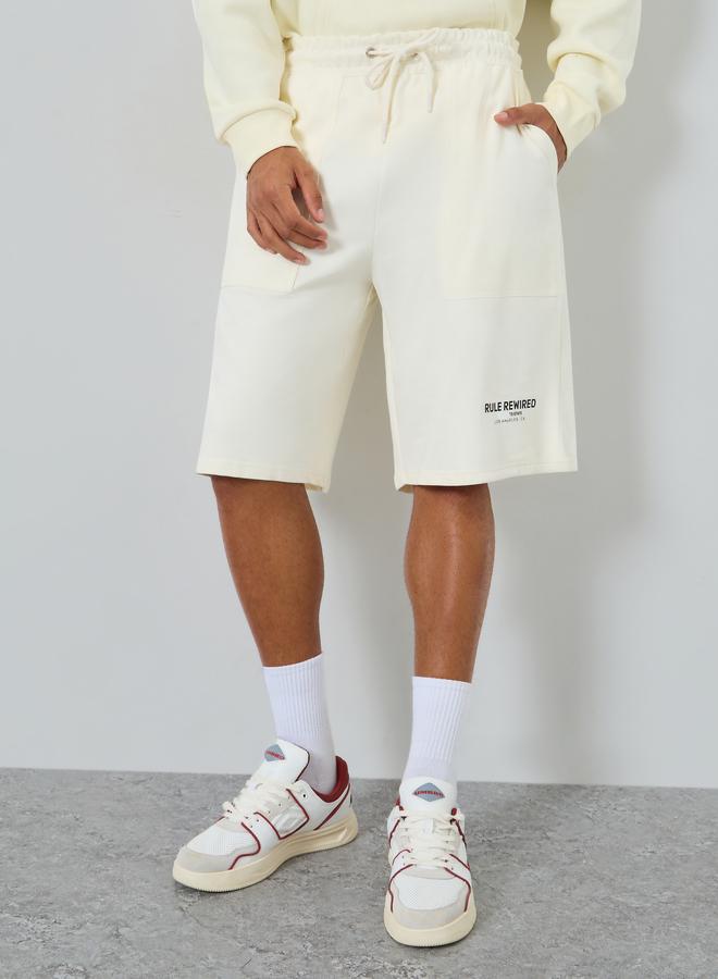 ستايلي شورت مطبع بشعار وقصة واسعة - Image 4